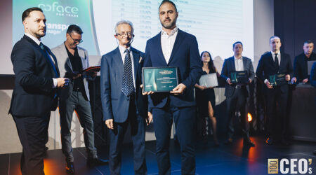Mateusz Małek przedstawiciel XL LOGISTICS odbiera wyróżnienie podczas Gali Championów Transportu 2024 – ranking Najbardziej Dynamicznych Firm Transportowych w Polsce
