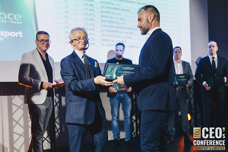 Mateusz Małek Przedstawiciel XL LOGISTICS odbiera wyróżnienie podczas Gali Championów Transportu 2024 – ranking Najbardziej Dynamicznych Firm Transportowych w Polsce