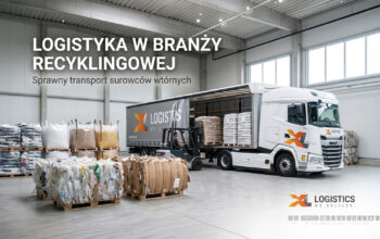 Geniş bir deponun içinde, XL Logistics logolu beyaz bir kamyon paletlerle yüklenirken, yakınında bir forklift hareket ediyor ve yanında paletlerin üzerine geri dönüştürülebilir atık balyaları istifleniyor.