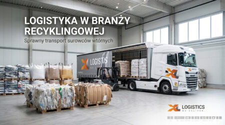 Geniş bir deponun içinde, XL Logistics logolu beyaz bir kamyon paletlerle yüklenirken, yakınında bir forklift hareket ediyor ve yanında paletlerin üzerine geri dönüştürülebilir atık balyaları istifleniyor.