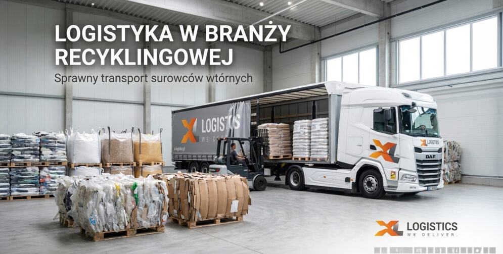 Geniş bir deponun içinde, XL Logistics logolu beyaz bir kamyon paletlerle yüklenirken, yakınında bir forklift hareket ediyor ve yanında paletlerin üzerine geri dönüştürülebilir atık balyaları istifleniyor.